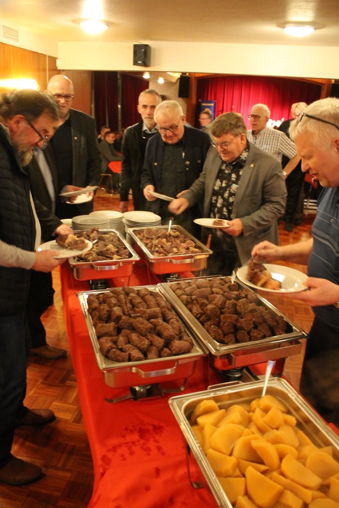 Hið árlega Villimannakvöld Lionsklúbbsins Geysis haldið í febrúar. Að vanda var snætt dýrindis hrossaket og bjúgu.